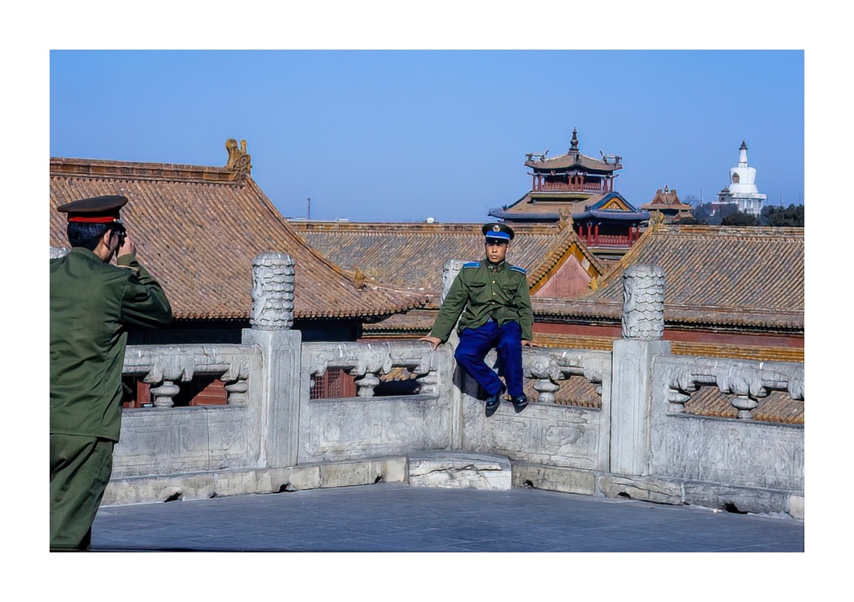 _DSF2333 kopiera_resize-DeNoiseAI-low-light_border